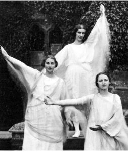 Tatiana Kisselef junto con Flossie Leinhaus-von Sonclar e Ilse Kimball-von Baravalle. Primeras estudiantes y posteriormente maestras de Euritmia.