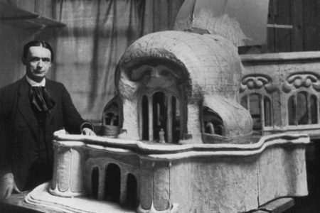 Rudolf Steiner junto a la maqueta del Goetheanum, 1914